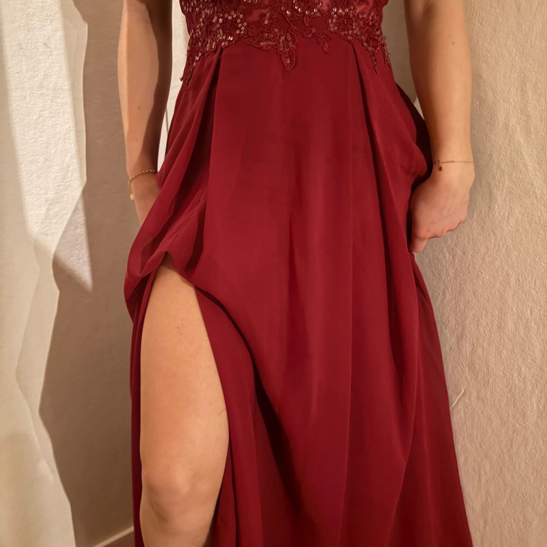 Vinröd långklänning med spets och slits - 2