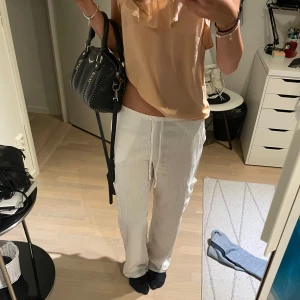 Vita linnebyxor - Jätte fina lägmidjade svagt utsvängda linnebyxor ifrån h&m. I verkligheten är byxorna cykler lågmidjade och bootcut. I mycket bra skick men en liten lagning längst ner på benet som inte märks och i storlek XS💓💓