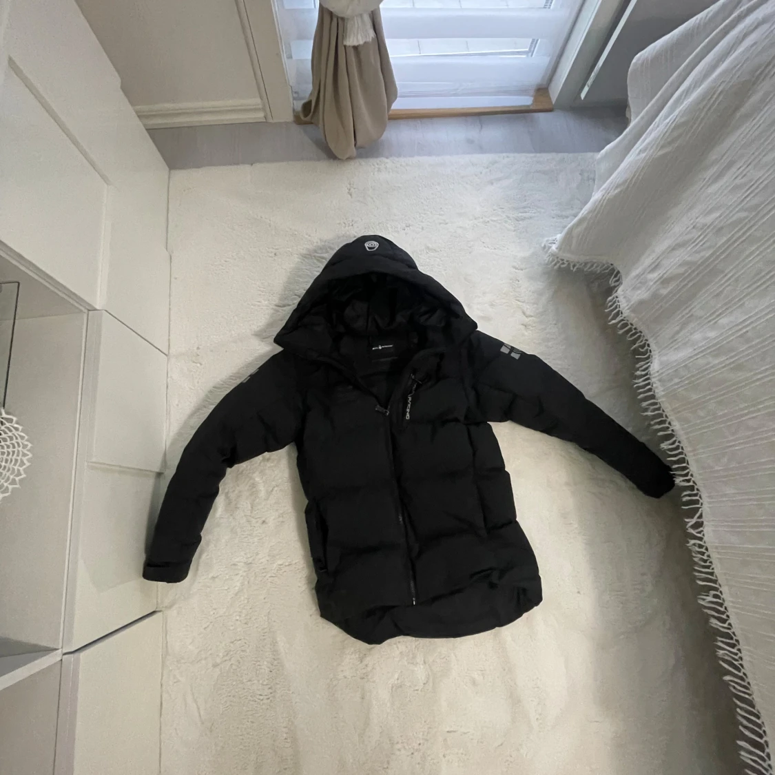 Svart pufferjacka med huva från Peak Performance - 1