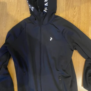 Svart zip-hoodie från Peak performance - Nypris 1700kr mitt pris 799, håller värmen riktigt bra! 