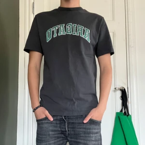 ARIGATO T-shirt - Säljer denna ARIGATO T-shirt som inte kommer till användning - Skick: 9/10 - Pris: 550kr, Nypris: 1100kr (säljs inte längre) 