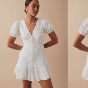 Vit kort klänning - Säljer denna klänning jag köpte förra året ifrån Gina tricot som var tänkt till studenten. Jag fick aldrig tillfälle att använda den då jag hade andra klänningar så den är helt oanvänd. Den är helt slutsåld från deras sortiment. Såååå fin och lik den från adoore 😍