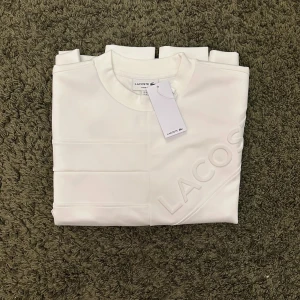 Lacoste tröja - Fin Lacoste tröja som tyvärr aldrig blivit använd, super bra kvalite och hoppas den kan användas någon annan stans istället! Priset går att diskutera vid snabbt köp!