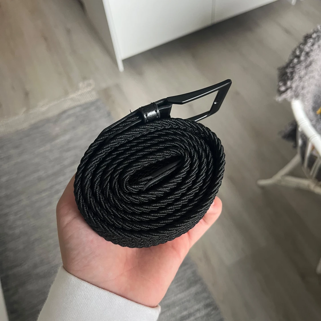 Svart flätat bälte med metallspänne - 1