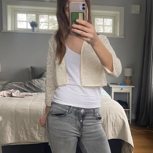 Beige croppad spetsjacka - Säljer en beige kofta med broderat mönster! Sjukt snygg och perfekt till sommarn☀️