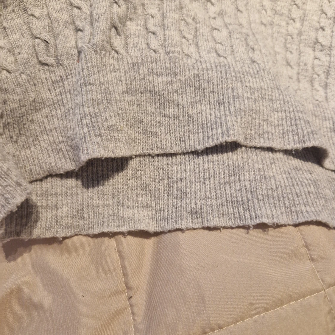 Grå kabelstickad tröja från Gina Tricot - 4