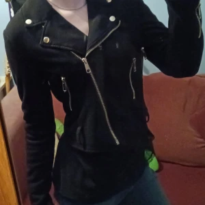 Svart mockajacka från NLY Trend - Snygg NLY Trend jacka, andvänd två gånger i nytt skick. Perfekt till vår.