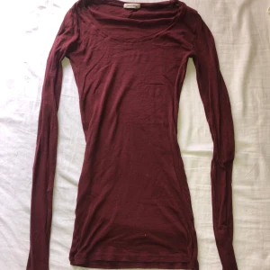 Röd genomskinlig topp från American Vintage - Säljer en röd långärmad topp från American Vintage. Modellen är tight och har rund halsringning. Liknar intimissimi toppen.