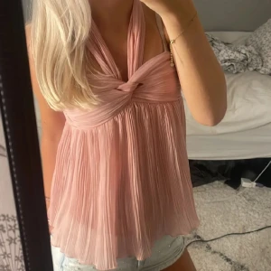 Rosa halterneck top - Säljer min super fina rosa halterneck topp ifrån Zara! Köpt förra sommaren och är bara använd några gånger. Såå vacker färg, den passar perfekt nu till sommaren💘 Första bilden är lånad! 