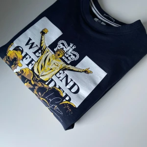 Weekend Offender x Leo Gregory - Säljer en riktigt snygg och limiterad collegetröja från samarbetet mellan Weekend Offender och Leo Gregory (Green Street Hooligan). Perfekt för dig som gillar brittisk streetwear, casual-stil och fotbollskultur.  • Storlek: Small  • Färg: Mörkblå  • Skick: Bra skick   Tillverkad i 100% bomull med broderad logga och Leo Gregory-detaljer. Grym passform och kvalité. Svår att få tag på – släpptes i begränsad upplaga.  Pris: 500kr  Vi finns på sociala medier säljer vintage.