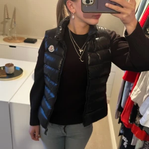 Svart Moncler Väst - Svart väst från Moncler storlek 0 (XS). Inga defekter, bra skick!