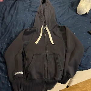 Marinblå Russedress zip hoodie - Jätte fin utan defekter. Skriv för fler bilder eller frågor❣️Marin blå med vita snören.