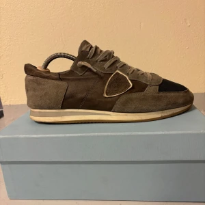 Philippe model trainers - Säljer nu dessa snygga Philippe model trainers. Man får med kartong och dustbag, Dessa skorna är perfekta om du söker ett par bekväma skor som går att använda i alla väder året om. Nypris ca, 3200kr, mitt pris 930kr. Kontakta gärna vid frågor.          ‼️Skorna nu sålda‼️