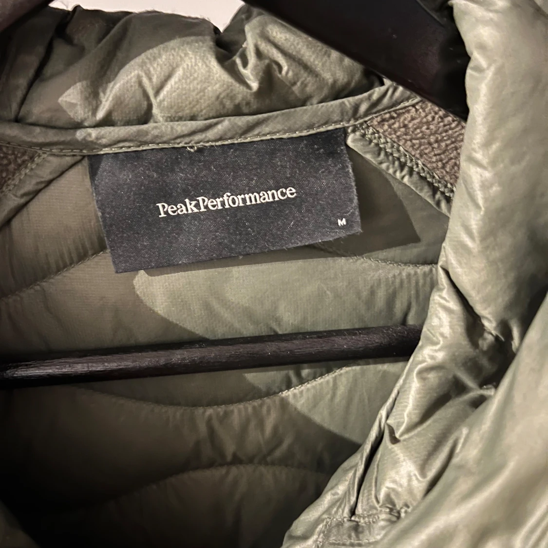 Grön hybridjacka med huva från Peak Performance - 2