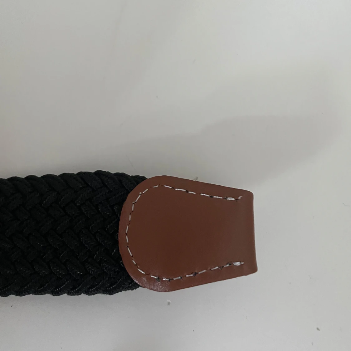 Svart flätat bälte med bruna skinn-detaljer - 3