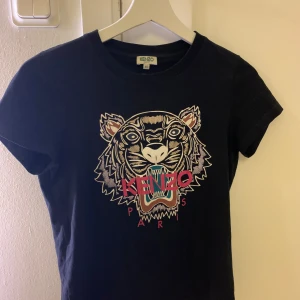 Svart t-shirt med tigertryck från Kenzo - Svart T-shirt från Kenzo. Storlek XS