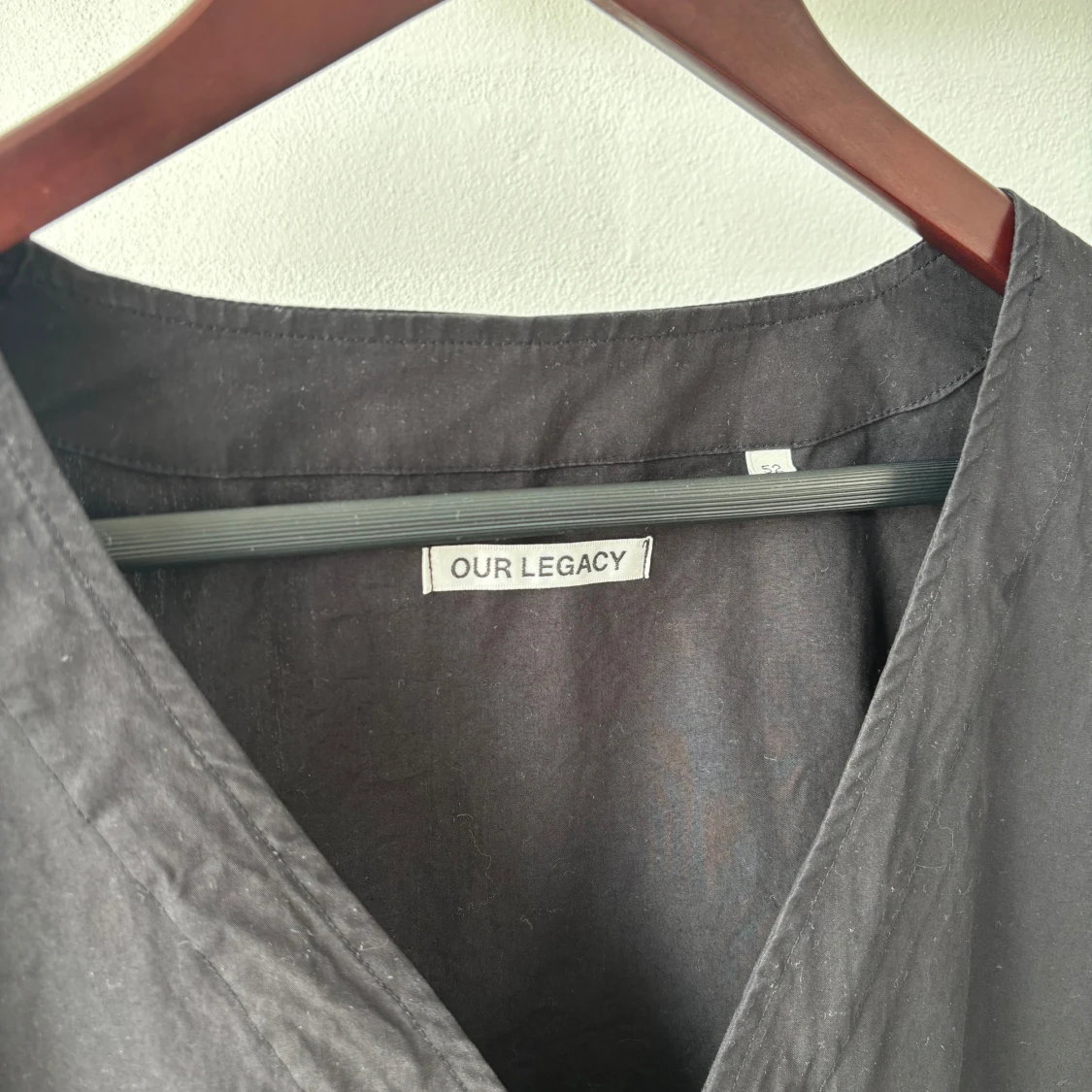 Svart skjorta med v-ringning från Our Legacy - 2