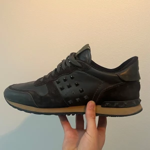 Valentino Rockrunner - Tjena!  Sjukt snygga svarta Rockrunners gjort av läder och mocka, med coola spikar  Storlek 45  Några spikar har lossnat och jag har ingen låda til dem  Nypris 8500kr  Pris kan självklart diskuteras!