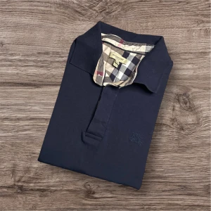 Burberry Piké  - Burberry Piké – Svart (M)🖤  Säljer en klassisk svart Burberry piké i storlek M. Äkta vara med hög kvalitet och stilren design – perfekt till både vardag och festligare tillfällen!  ✅ Storlek: M 📏 Mått: Längd 70 cm, armhåla till armhåla 55 cm, axel till axel 50 cm 🎨 Färg: Svart 🏷️ Märke: Burberry 💸 Nypris: ca 600 USD (ca 6500 kr) ⚖️ Snittpris på Vinted: 200 USD – här får du den billigare!  📍 Finns för avhämtning i Linköping eller skickas mot fraktkostnad. Hör av dig vid intresse! 💬.   101