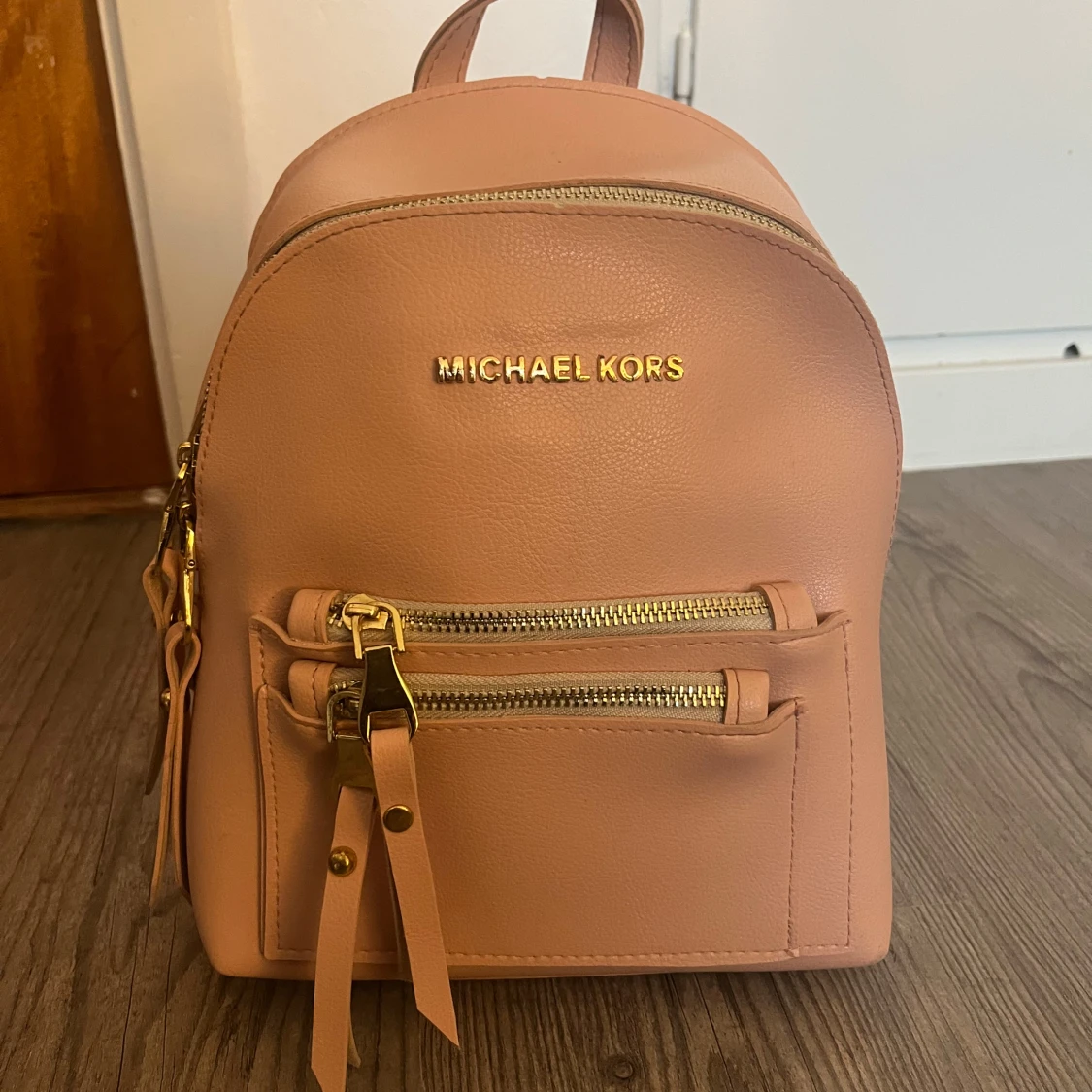 Ljusrosa ryggsäck från Michael Kors