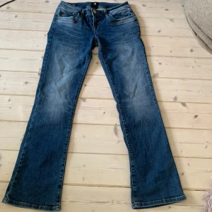 Ltb jeans Lågmidjade bootcut - Supersnygga mörkblåa jeans från ltb. Modell valerie, bootcut och låg midja. Storlek 28/30. Skriv om fler frågor eller bilder❣️🥰