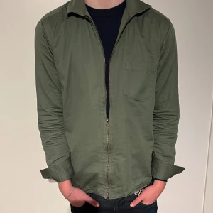 John Henric vår jacka - En tunn vår jacka som är väldigt snygg Väldigt bra skick Storlek S passar M Modellen på bilden är 181cm