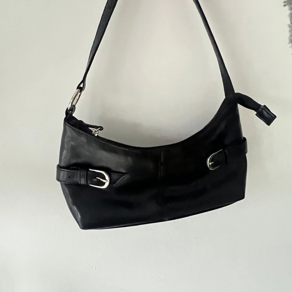 Svart axelväska med spänndetaljer