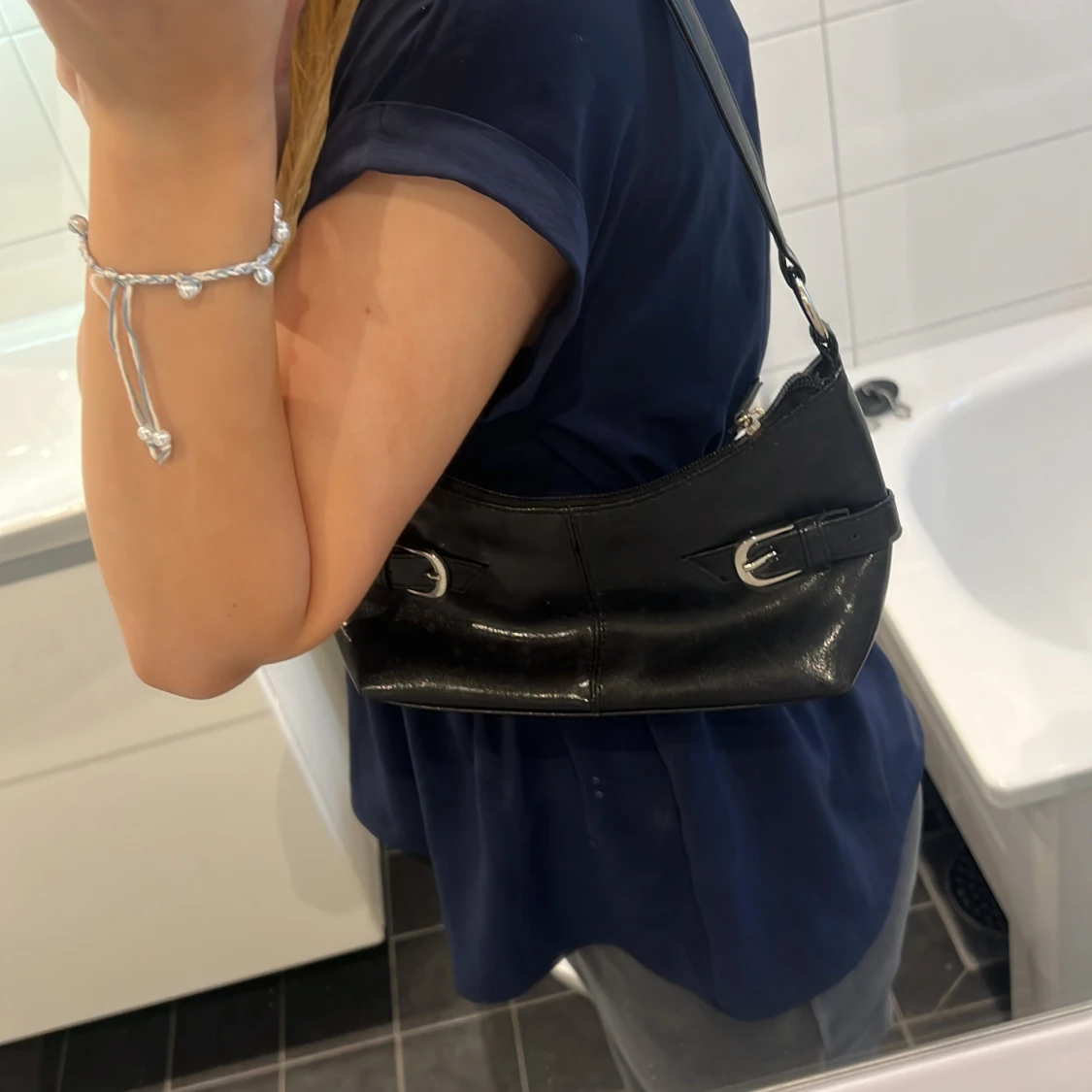 Svart axelväska med spänndetaljer - 2