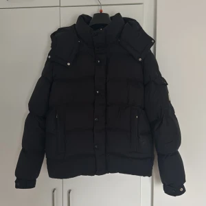 Moncler Jacka - Tjenare, säljer min snygga Moncler Vezere down jacka då jag vill använda pengarna på annat som fångat mitt intresse. Jackan användes i en och en halv månad från och med början av februari. Den är Sparsamt och väldigt försiktigt använd, inga som helst skador eller fläckar på jackan Storleken på jackan är 2/S (moncler använder sig av siffror till sina storlekar. Jackan passar S och skulle även kunna funka för de med storlek M eller XS. Priset är inte hugget i sten så hör av er vid minsta fundering