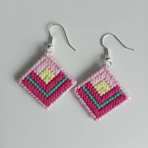 Handgjorda broderade örhängen  - Egentillverkade broderade örhängen. Öronkroken är nickelsäker och aldrig använda 