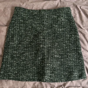 Svartvit kjol från & Other Stories - Säljer en svartvit kjol från & Other Stories. Kjolen är i en rakare modell och tillverkad av ekologisk bomullsmix. Perfekt att styla med en enkel topp eller stickad tröja. Aldrig använd med lappar kvar. 