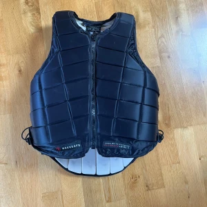 Svart skyddsväst från Racesafe - Säljer en svart skyddsväst från Racesafe i storlek Adult X-Small. I princip aldrig använd!