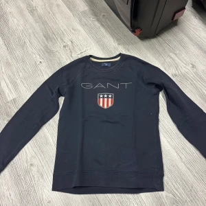 Sweatshirt gant - Marinblå sweatshirt från gant i stl XS. Använt men fint skick, inga tecken på användning och inga defekter 