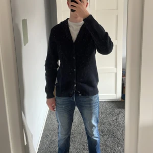 Mörk blå kofta från Massimo Dutti - Säljer en mörk blå från Massimo Dutti i extra fin bomull. Koftan har knappar framtill, ribbad struktur och lång ärm. Perfekt för lager-på-lager och passar till många olika stilar. Storlek s men passar även M