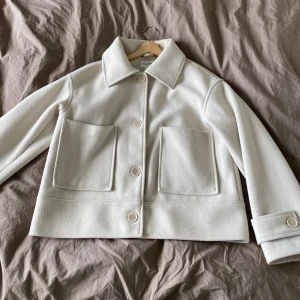 Populär jacka Kappahl - Säljer min populära jacka från Kappahl. Den har blivit nopprig, kanske kan man ta bort det mesta med en noppringsmaskin. Så himla snygg vårjacka eller jacka att dra över axlarna på sommaren🥰💗 den är i M men passar mig som har S.