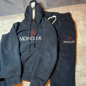 Moncler Mjukis Sett INTRESSEKOLL! - Ett mjukis sett från Moncler. Skick 8,5/10. Storlek 12 år. Luvan har sjunkit lite och blivit ganska liten.