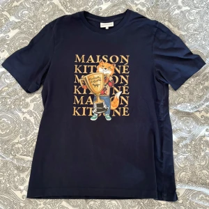 Maison kitsuné T-shirt  - Mörkblå T-shirt från Maison Kitsuné som är ganska sällsynt. Nypris runt 1100. Skick 9,5/10 endast använd 2 gånger.