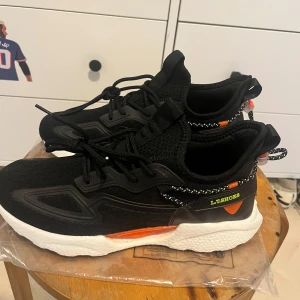 Sportig sneakers skor  - Säljer ett par svarta oanvända Sportiga Sneakers skor vid felaktig storlek inköp. Dem är perfekta för dig som gillar att springa eller ha sportiga stil, men det går också att använda för vad som helst. 