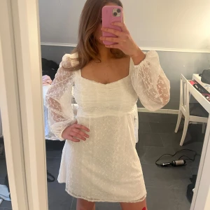 Vit student klänning - Superfin helt ny och oanvänd klänning perfekt till studenten! Nypris 900 💞Säkjer endast då jag har en annan ☺️