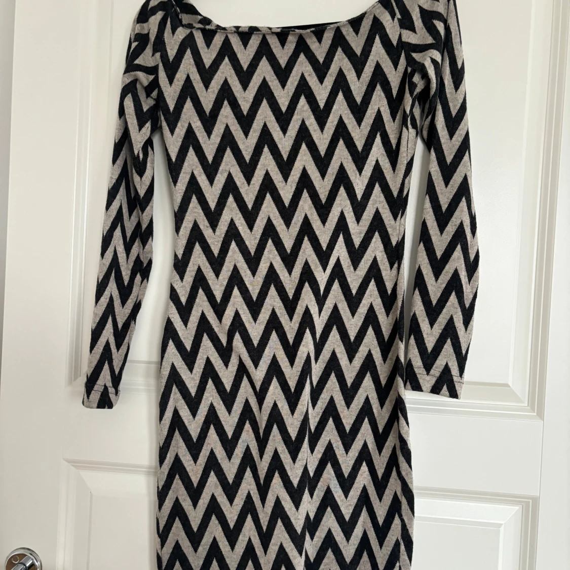 Svart och beige mönstrad klänning från Lefon - 4