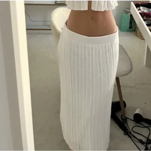Vit långkjol lindex - Vit kjol från Lindex, något mitt emellan maxi och midi längd skulle jag säga! Så fin till sommaren, vädligt populär och säljs inte längre!