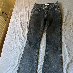 Svarta bootcut jeans  - Snygga mid waist bootcut jeans från gina tricot i storlek 34. De är använda fåtal gånger vilket gör att de fortfarande är i bra skick, men de har dock några små defekter på fickorna orna men det är inget som syns