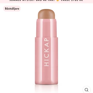 Hickap bronzer stick  - Bronzer stick från Hickap i en smidig rosa hylsa. Färgen Golden Truffle o är en varm mediumbrun ton som ger en naturlig solkysst look. Enkel att applicera direkt på huden och perfekt för contouring eller extra glow. Praktisk för att ta med i väskan. Oanvänd, endast swatchad