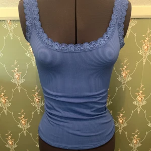 Blått linne - Supersöt blå topp med spetsdetaljer längs ringningen och banden. Skulle säga att det ör storlek xs men materialet är väldigt stretchigt. Jag har själv sytt linnet kortare som syns på sista bilden 💕