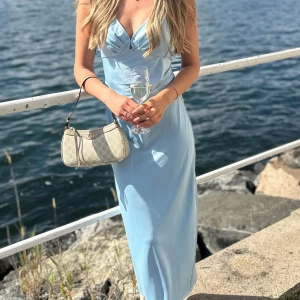 Ljusblå klänning från Adoore - Klänningen Nîmes från Adoore. Endast använd en gång så skicket är som ny, utan några tecken på användning.