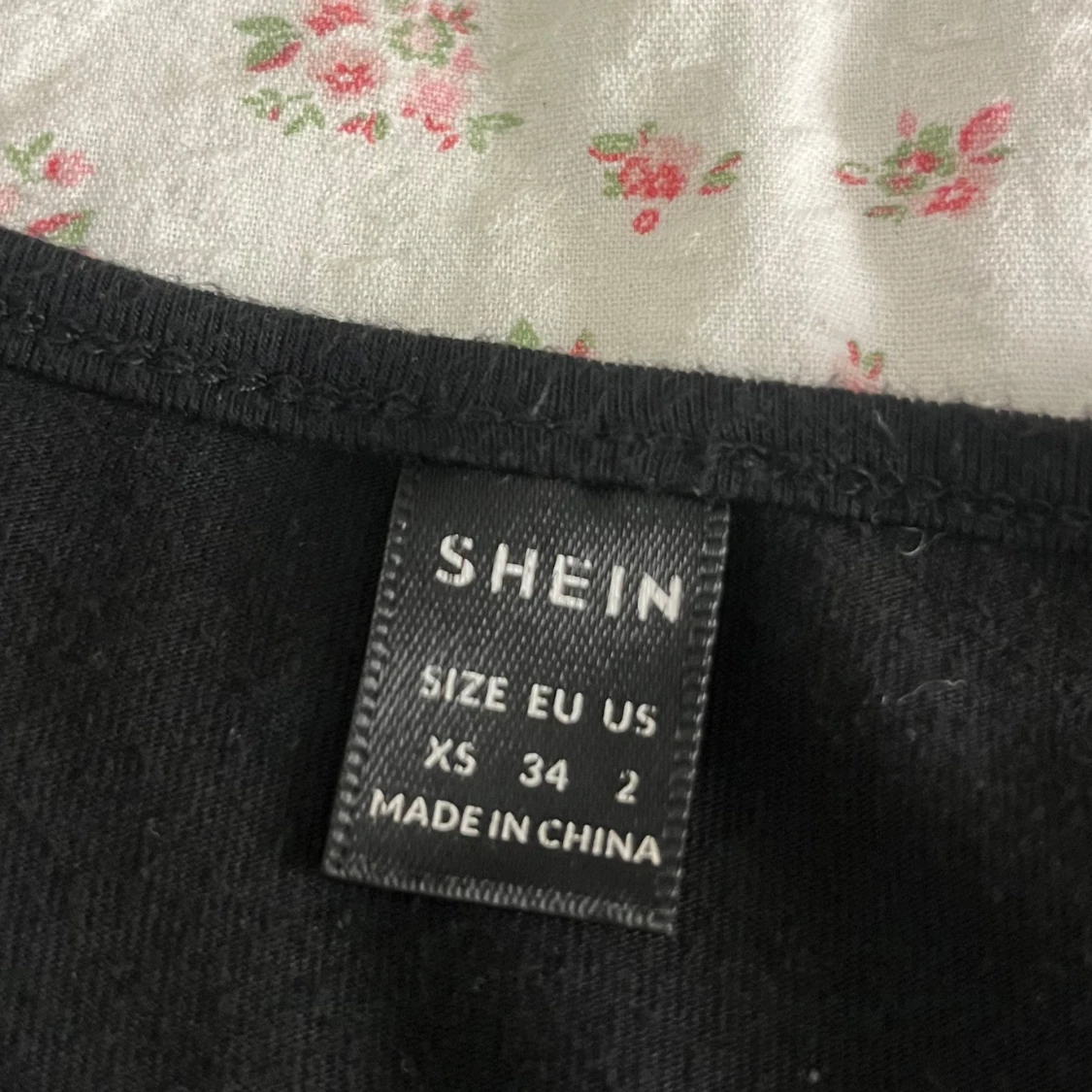 Svart croppad topp med knyt  - 2