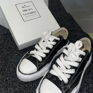 MMY skor - Fina unika skor från det japanska märket maison mihara yasuhiro, köpta från en amerikansk hemsida, kan möjligtvis hitta kvitto. Väldigt sparsamt använda. Box och påse till skorna medföljer. Storlek 45, självklart äkta!