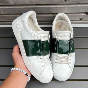 Valentino open - Säljer dessa sjukt feta valentino opens! Självklart äkta. Valentino dustbag ingår! Size 40,5 fits 41! Skick 7/10. Hör  av dig vid andra frågor eller funderingar 🤩