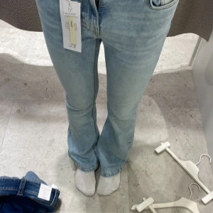 Ljusblå lowrise bootcut jeans  - Säljer ett par ljusblå bootcut jeans från Gina tricot i storlek 36. Skriv gärna vid frågor!🩷