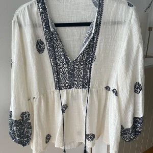 Fin blus från Zara  - Blus från Zara med blått mönster. Märkt XL men passar även M/L. Använd någon enstaka gång 